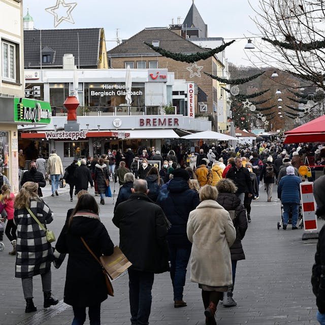 Menschen laufen durch die Einkaufsstraße in Bergisch Gladbach.