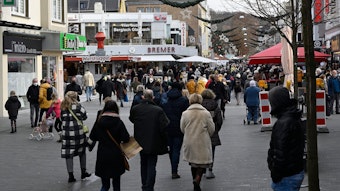 Menschen laufen durch die Einkaufsstraße in Bergisch Gladbach.