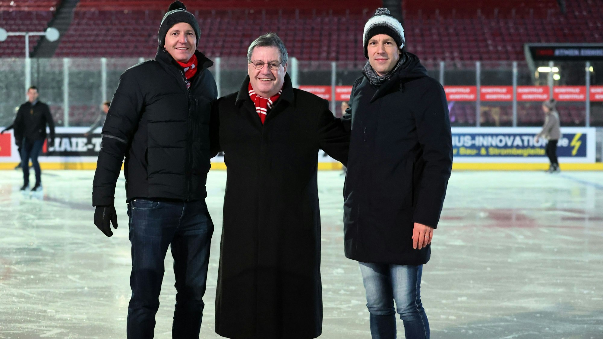 Weihnachtsfeier des 1. FC Köln: Philipp Türoff, Kaufmännischer Geschäftsführer, Präsident Werner Wolf und Vize-Präsident Carsten Wettich (v.l.) stehen auf dem Eis.