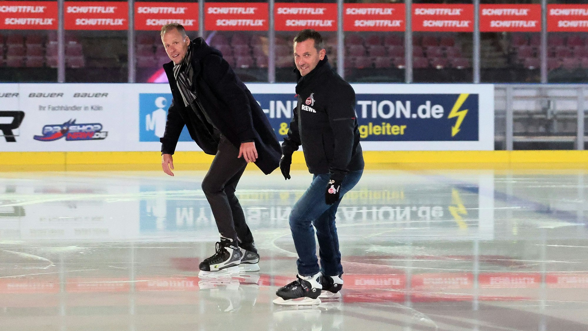 Die Co-Trainer des 1. FC Köln Kevin McKenna und Andre Pawlak fahren Schlittschuh.