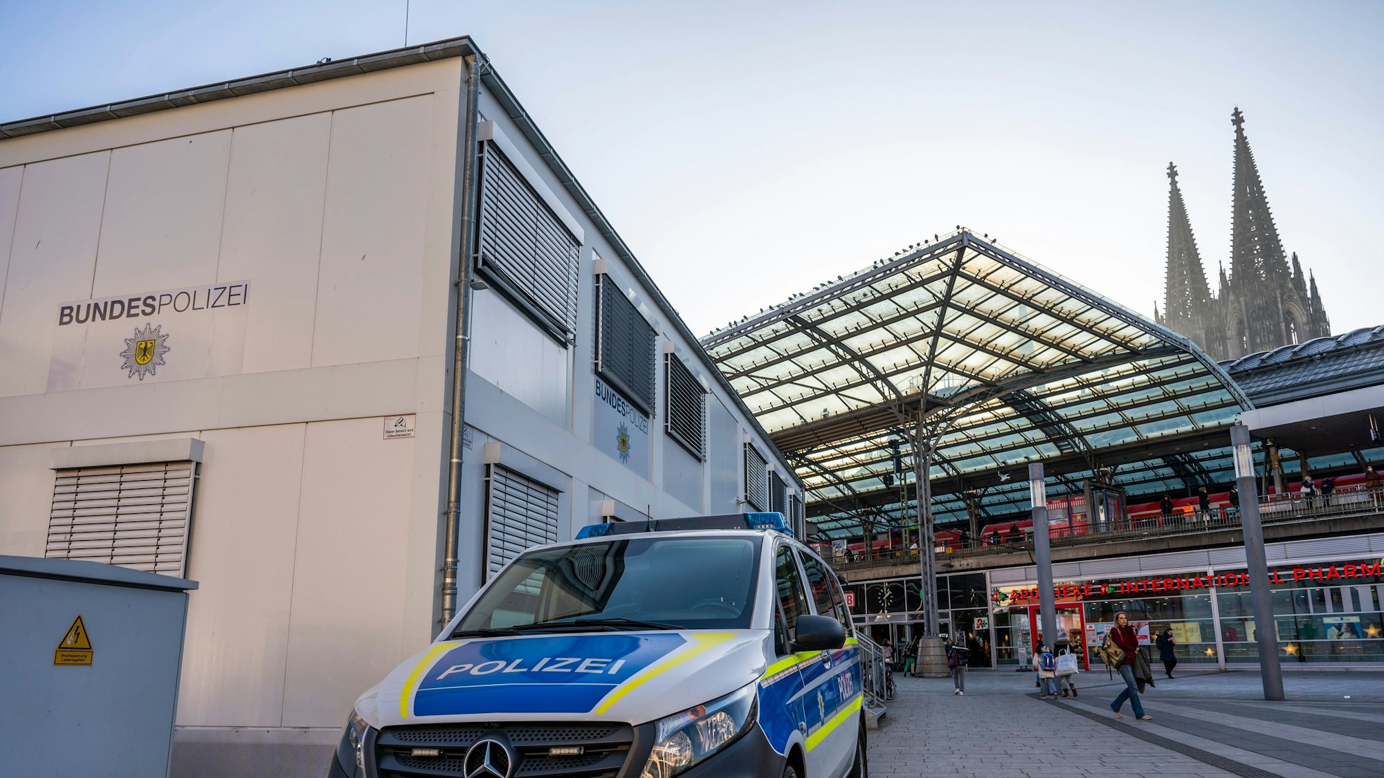 Vor dem Bürocontainer der Bundespolizei auf dem Breslauer Platz am Hauptbahnhof steht ein Fahrzeug der Bundespolizei.