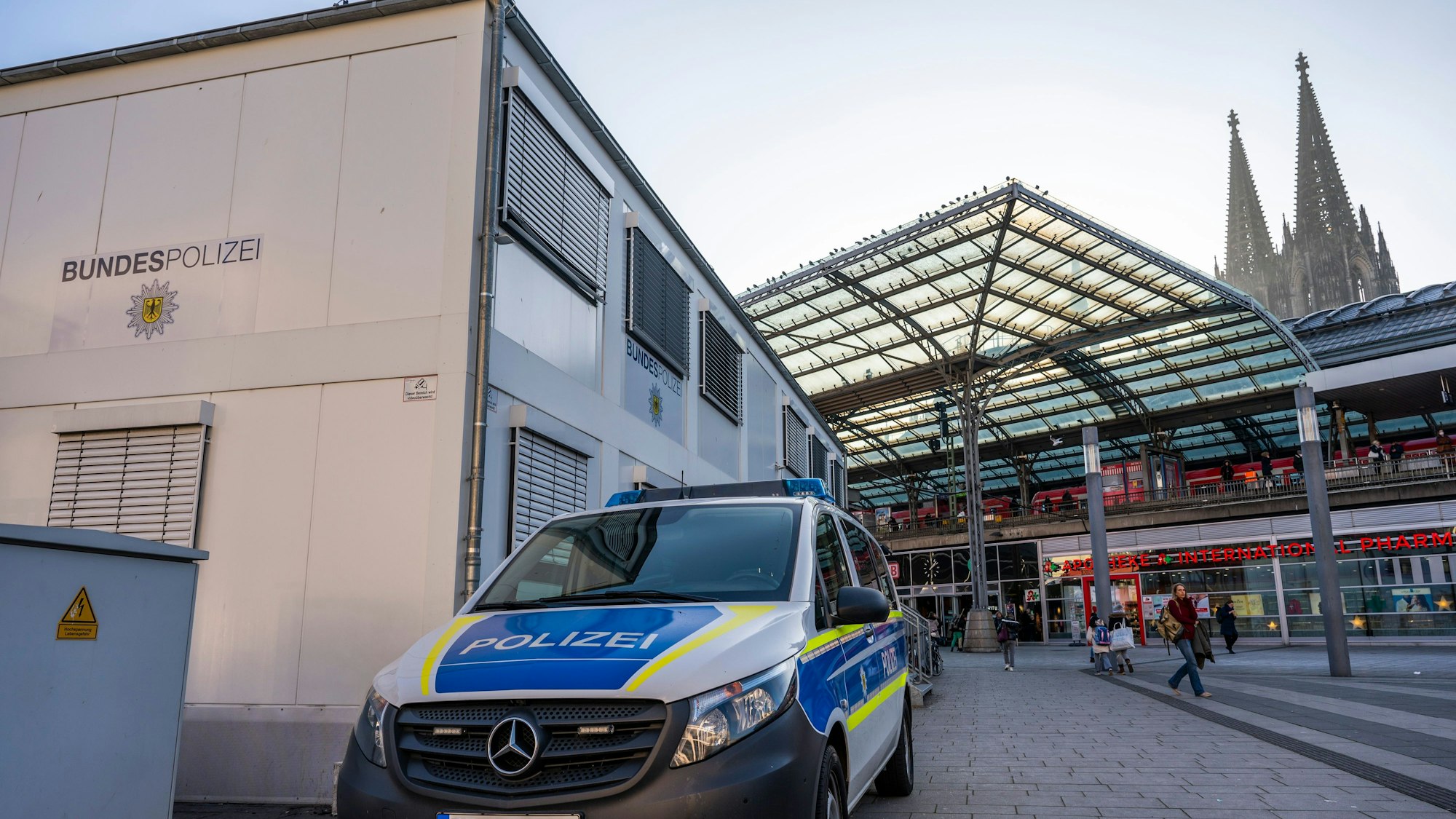 Bürocontainer der Bundespolizei auf dem Breslauer Platz am Hauptbahnhof. Foto: Uwe Weiser