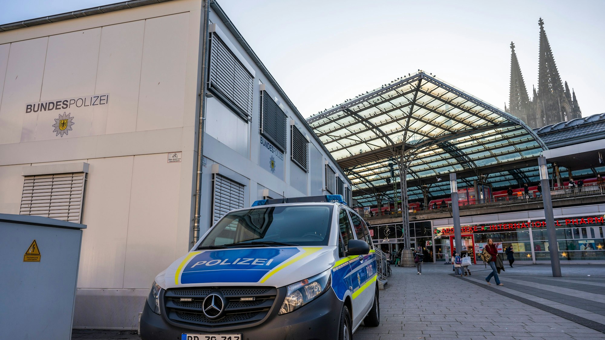 Bürocontainer der Bundespolizei auf dem Breslauer Platz am Hauptbahnhof