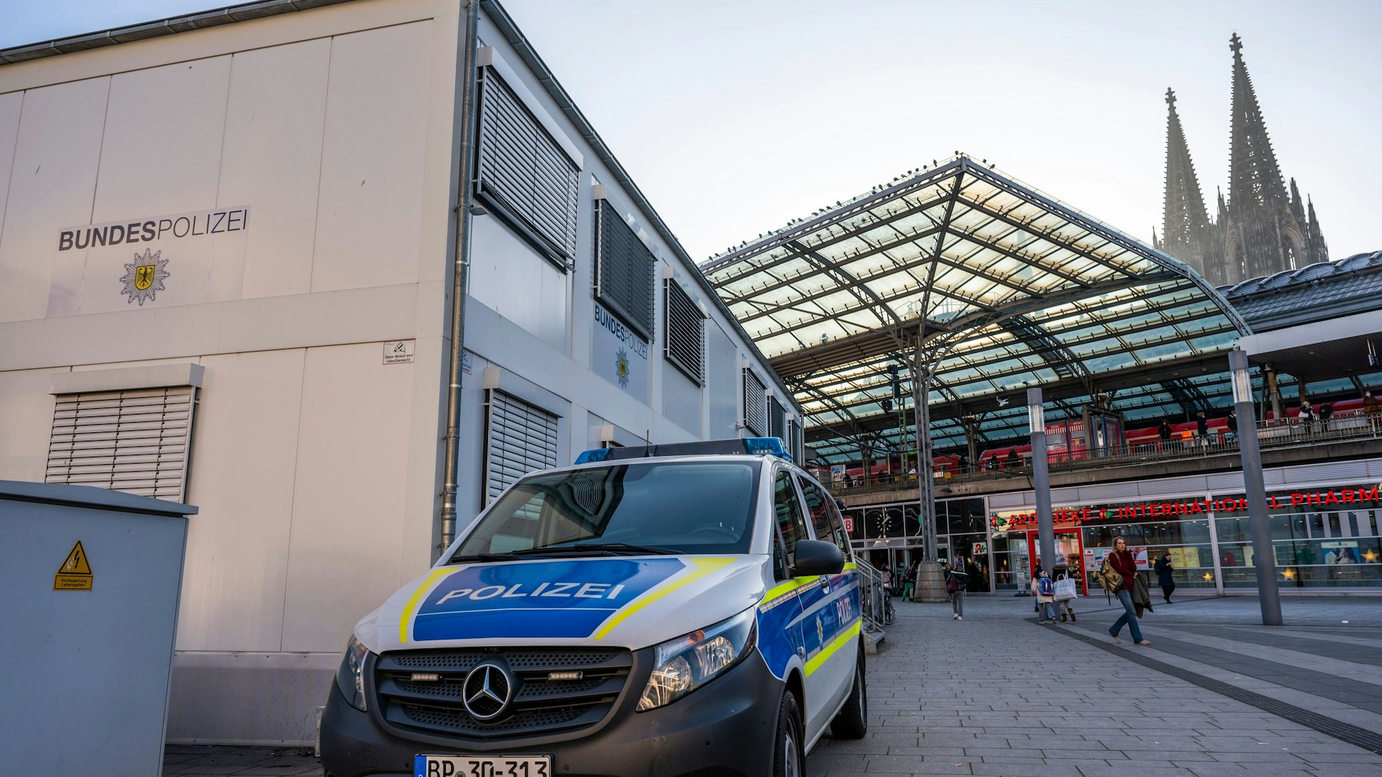 Vor dem Bürocontainer der Bundespolizei auf dem Breslauer Platz am Hauptbahnhof steht ein Einsatzwagen.