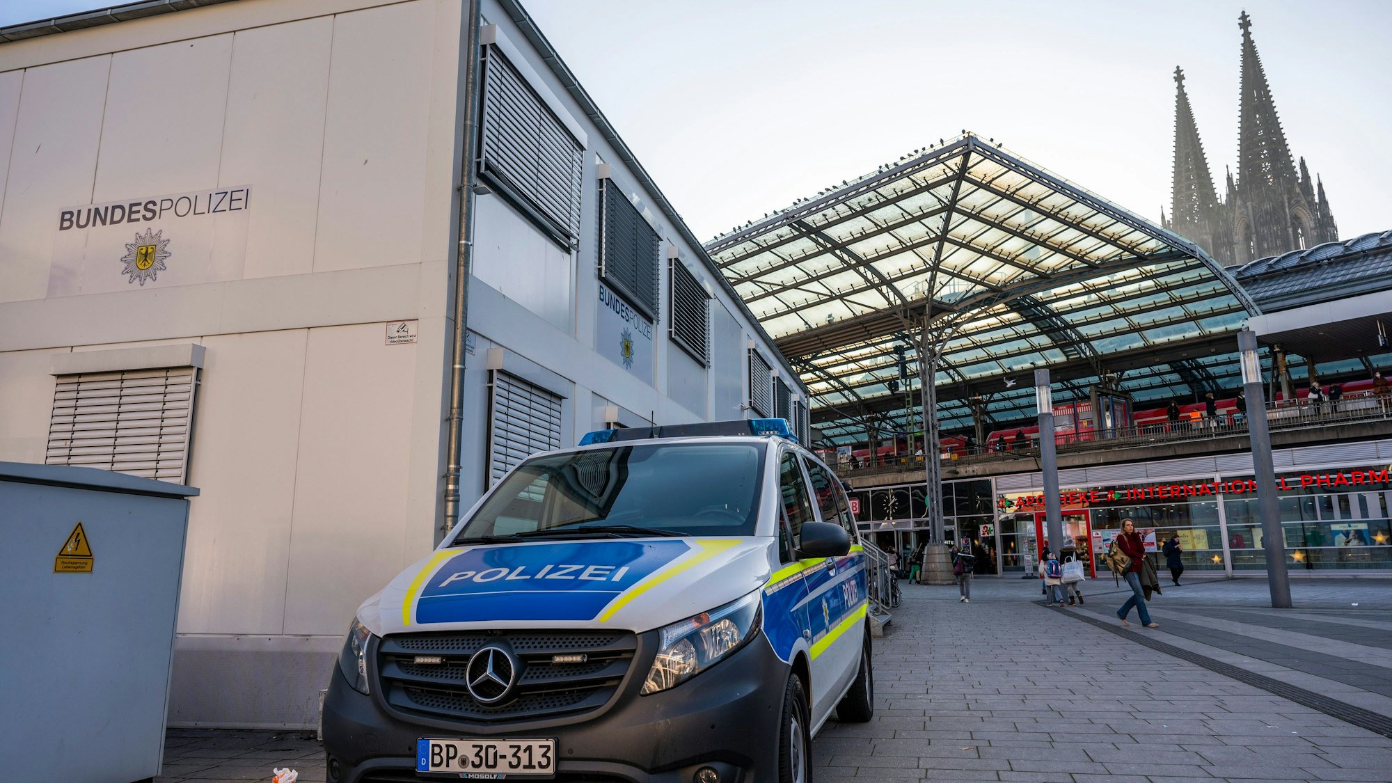 Bürocontainer der Bundespolizei auf dem Breslauer Platz am Hauptbahnhof mit einem Einsatzfahrzeug im Vordergrund.