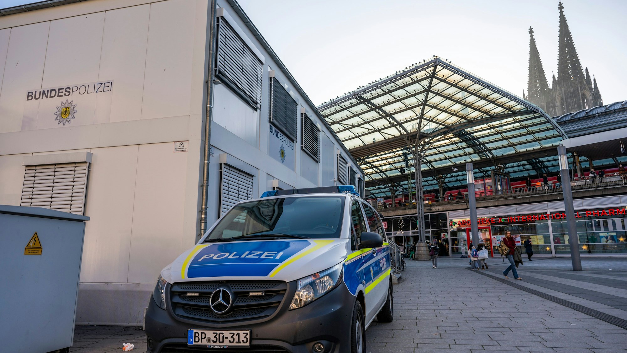 Der Bürocontainer der Bundespolizei mit Einsatzfahrzeug auf dem Breslauer Platz am Hauptbahnhof.
