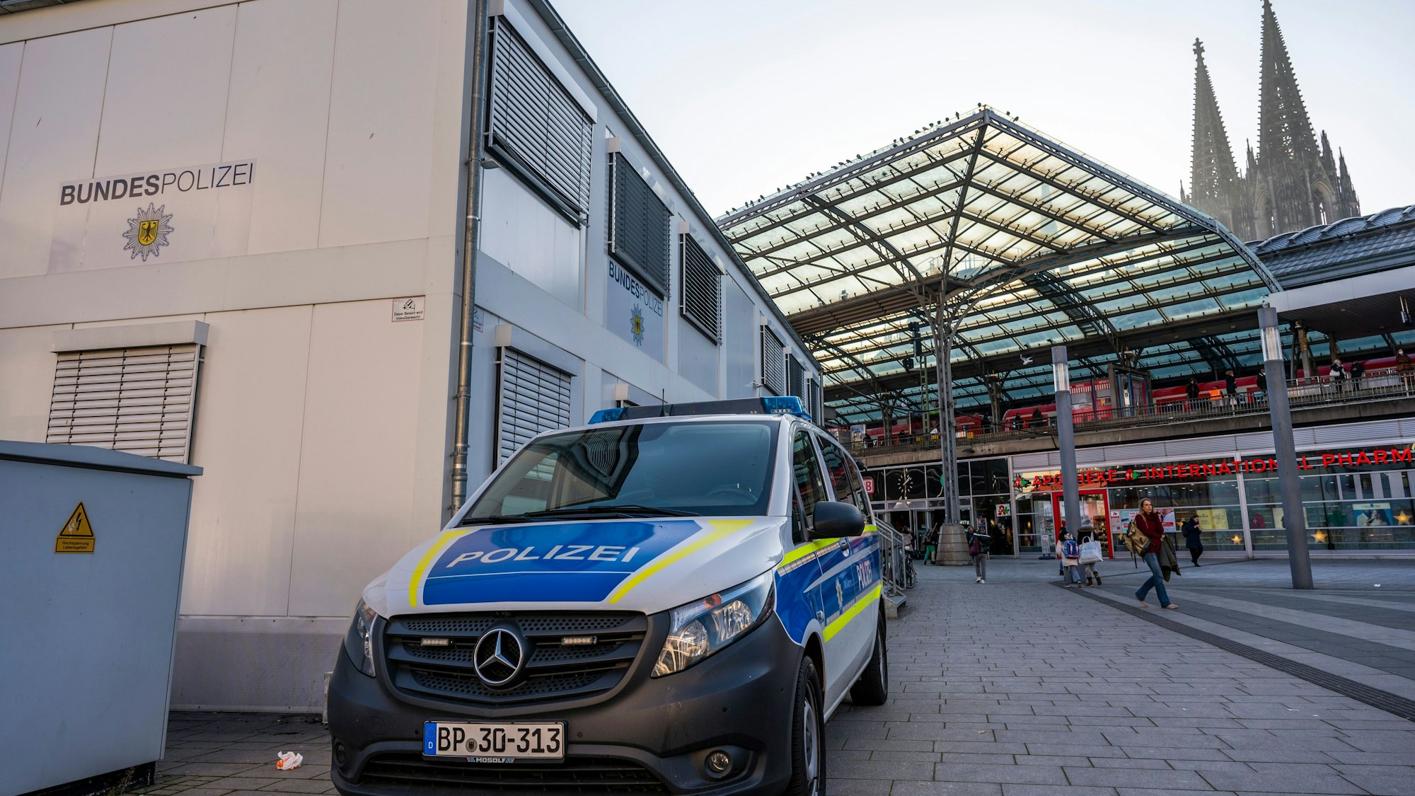Der Bürocontainer der Bundespolizei auf dem Breslauer Platz am Hauptbahnhof mit dem Dom im Hintergrund.
