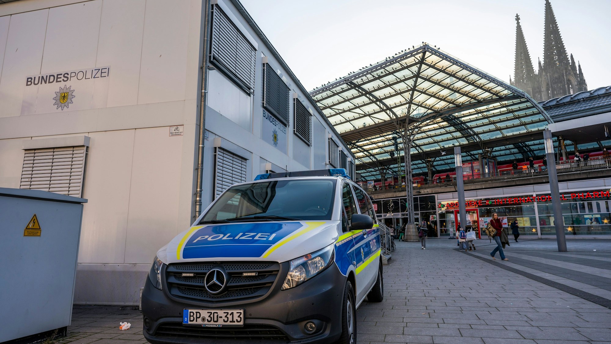 Vor dem Bürocontainer der Bundespolizei auf dem Breslauer Platz am Hauptbahnhof steht ein Einsatzfahrzeug.