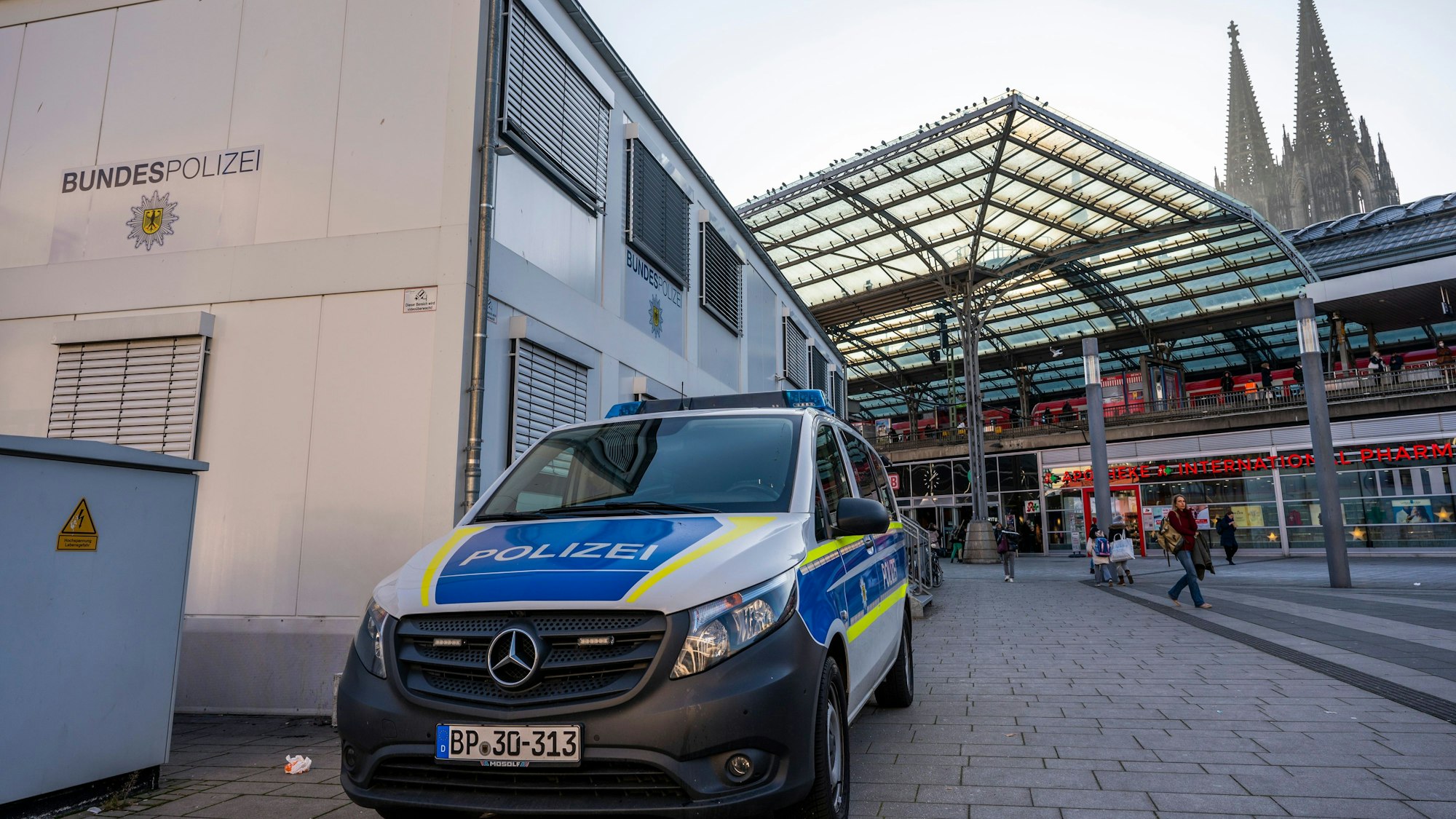 Vor den Bürocontainer der Bundespolizei auf dem Breslauer Platz am Hauptbahnhof steht ein Einsatzfahrzeug.
