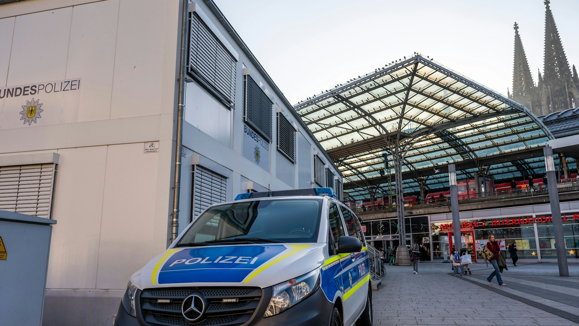 Zu sehen ist ein Bürocontainer der Bundespolizei auf dem Breslauer Platz vor dem Kölner Hauptbahnhof.
