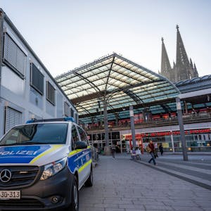 Das Bild zeigt ein Polizeiauto vor dem Kölner Hauptbahnhof.