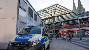 Bürocontainer der Bundespolizei auf dem Breslauer Platz am Hauptbahnhof. Dahinter Gleise und der Dom
