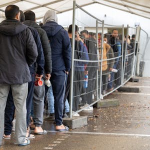 In der Landeserstaufnahmestelle in Ellwangen warten Flüchtlinge in einer Schlange vor der Essensausgabe.&nbsp;