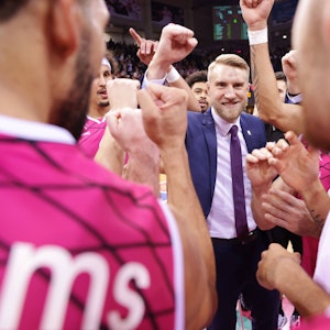 Trainer Tuomas Iisalo und Spieler der Telekom Baskets Bonn feiern nach dem Sieg gegen den FC Bayern München