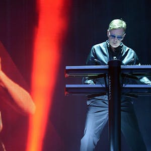 Andy Fletcher (r), Keyboarder der britischen Band Depeche Mode, steht auf der Bühne der Imtech-Arena.