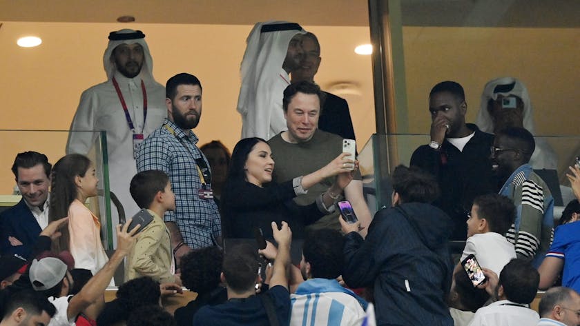 Elon Musk stand vor dem WM-Finale für Selfies mit Fans zur Verfügung.