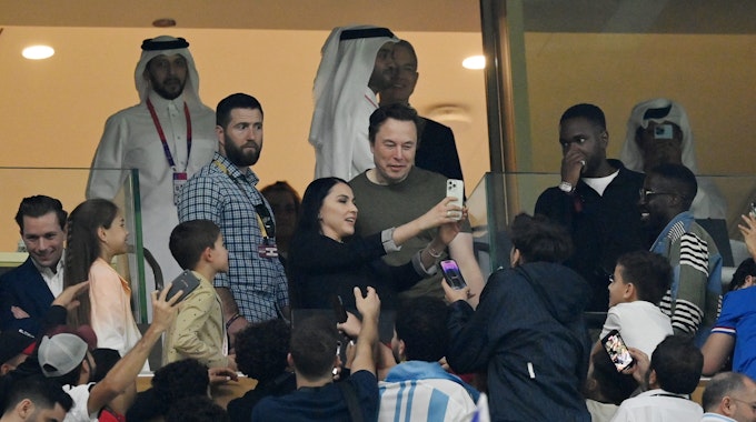 Elon Musk stand vor dem WM-Finale für Selfies mit Fans zur Verfügung.