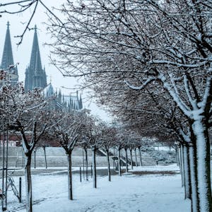 Aufnahme aus dem vergangenen Jahr: Im Januar 2021 war die Altstadt am Rheinufer schneebedeckt.