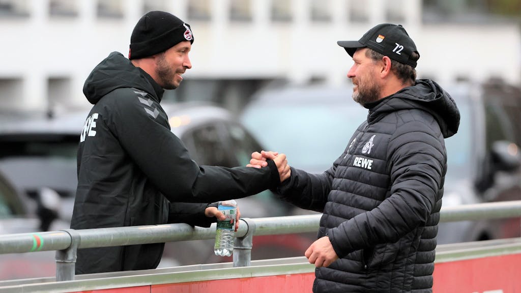 Mark Uth und Trainer Steffen Baumgart am Rande des FC-Trainings im Gespräch. 