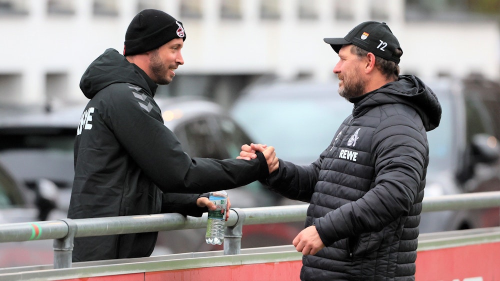 Mark Uth und Trainer Steffen Baumgart am Rande des FC-Trainings im Gespräch.