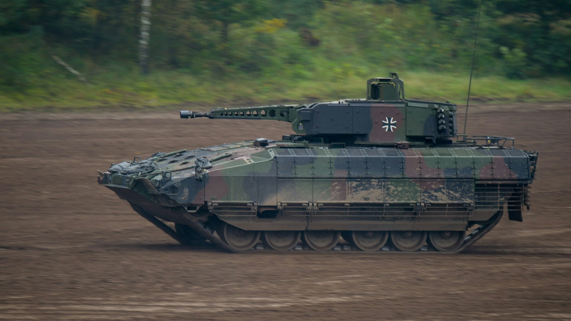 Ein Schützenpanzer vom Typ Puma fährt bei der Vorbereitung zu einer Informationslehrübung  über einen Übungsplatz.