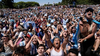 Jubelnde Menschenmassen in Buenos Aires.
