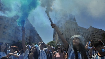 Blau-weißer Rauch zieht durch die Straßen von Buenos Aires.