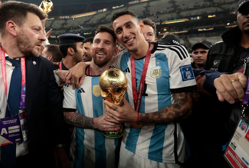 Lionel Messi und Angel Di Maria gemeinsam mit dem WM-Pokal