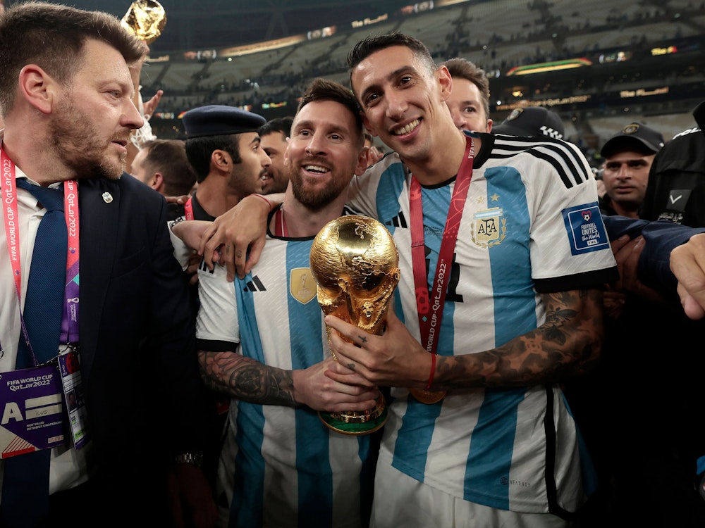 Lionel Messi und Angel Di Maria gemeinsam mit dem WM-Pokal
