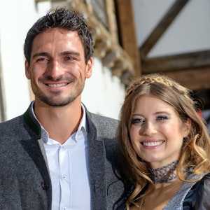 Fußballspieler Mats Hummels kommt mit seiner damaligen Frau Cathy Hummels in das Käferzelt auf dem Oktoberfest auf der Theresienwiese.
