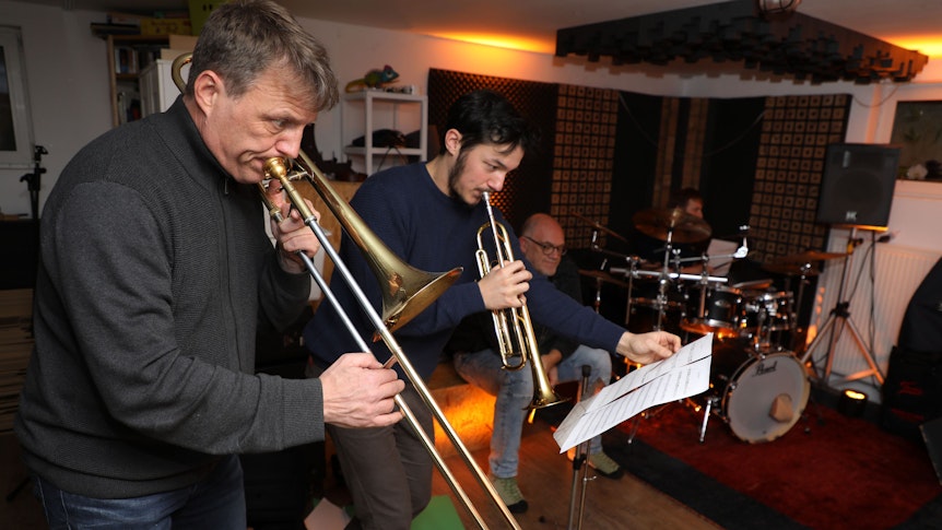 Clemens Tewinkel und Jonathan Anand spielen Posaune und Trompete.