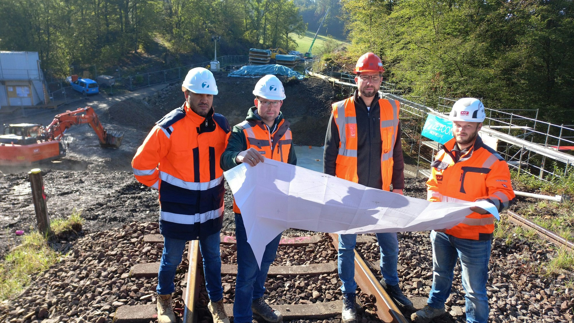 Die Verantwortlichen für die Baustelle stehen auf einem Gleis der alten Eisenbahnbrücke in Gummersbach Luttersiefen. Zu sehen sind Bauleiter Lars Maßing (KAF Falkenhahn), Daniel Barkling (DB Netz), Christopher Butenkemper und Soufiane Razzouk (beide Bauüberwachung Zetcon Ingenieure).