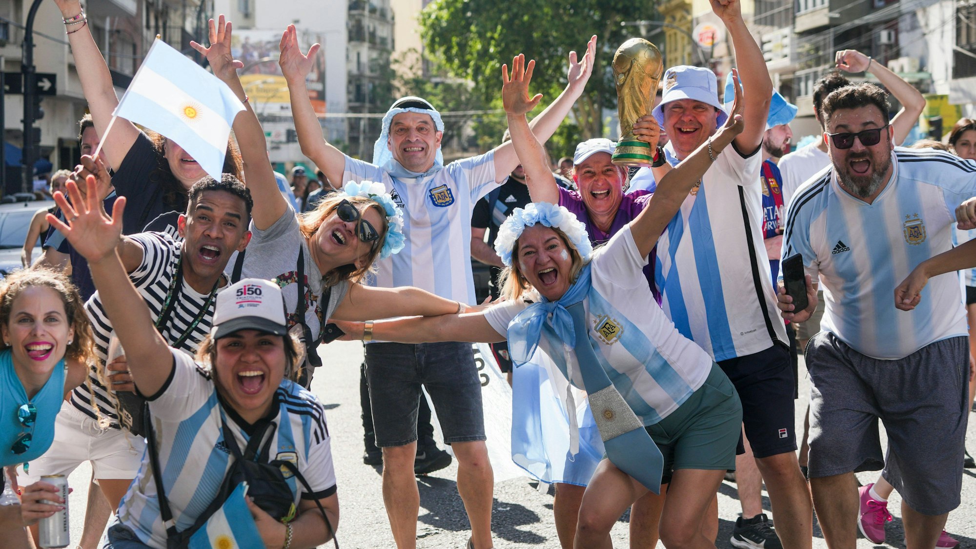 Argentinische Fans posieren auf der Straße.