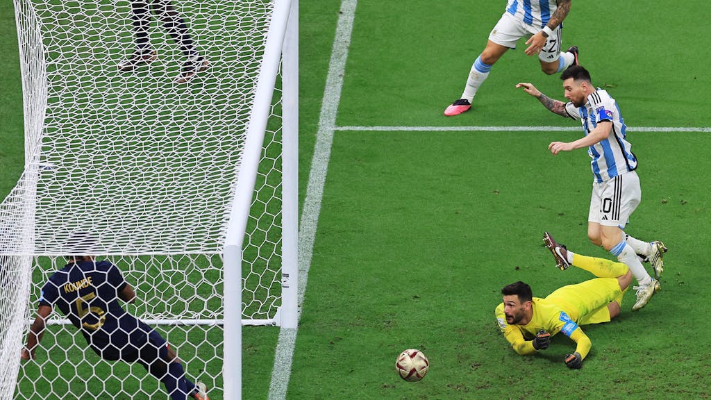 Lionel Messi erzielt das 3:2 für Argentinien im WM-Finale gegen Frankreich. 