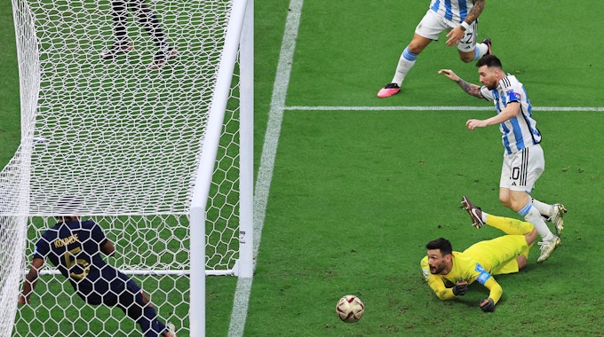 Lionel Messi erzielt das 3:2 für Argentinien im WM-Finale gegen Frankreich.