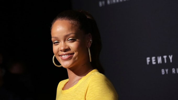 Popstar Rihanna lacht in die Kamera.