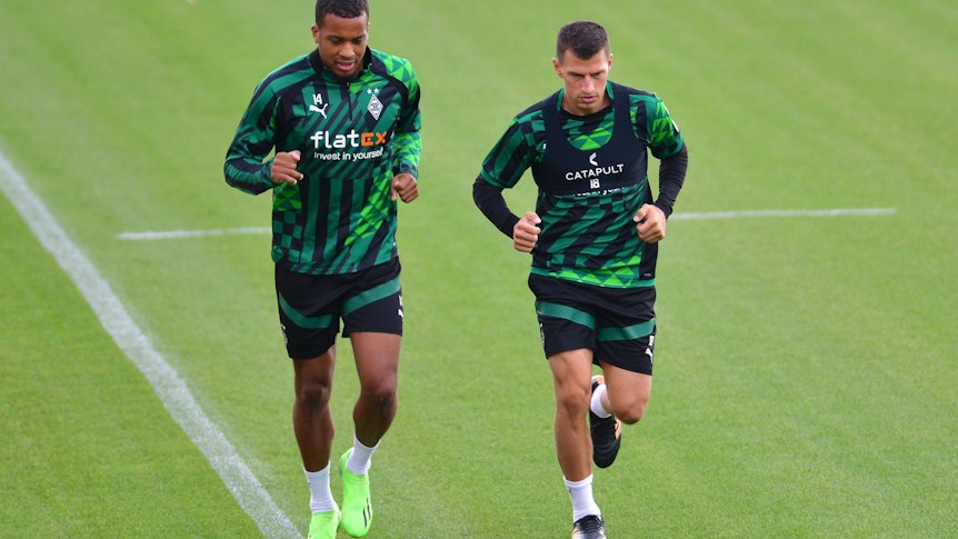 Alassane Plea (l.) und Stefan Lainer (r.) von Borussia Mönchengladbach bei einer individuellen Trainingseinheit im Borussia-Park am 31. August 2022.