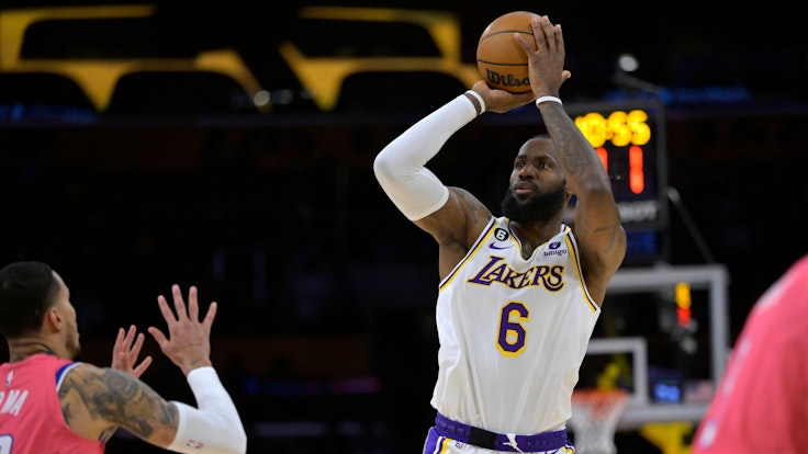 LeBron James wirft den Basketball im NBA-Spiel der LA Lakers.