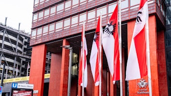 Das Stadthaus in Köln-Deutz. Kölner Politiker beschäftigen sich mit der fehlenden Kaufoption für das Stadthaus. OB Reker hat das Rechnungsprüfungsamt eingeschaltet. (Archivbild)