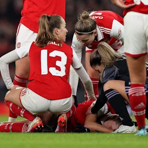 Arsenal-Stürmerin Vivianne Miedema liegt im Spiel der Champions League gegen Olympique Lyon nach einem erlittenen Kreuzbandriss am Boden.