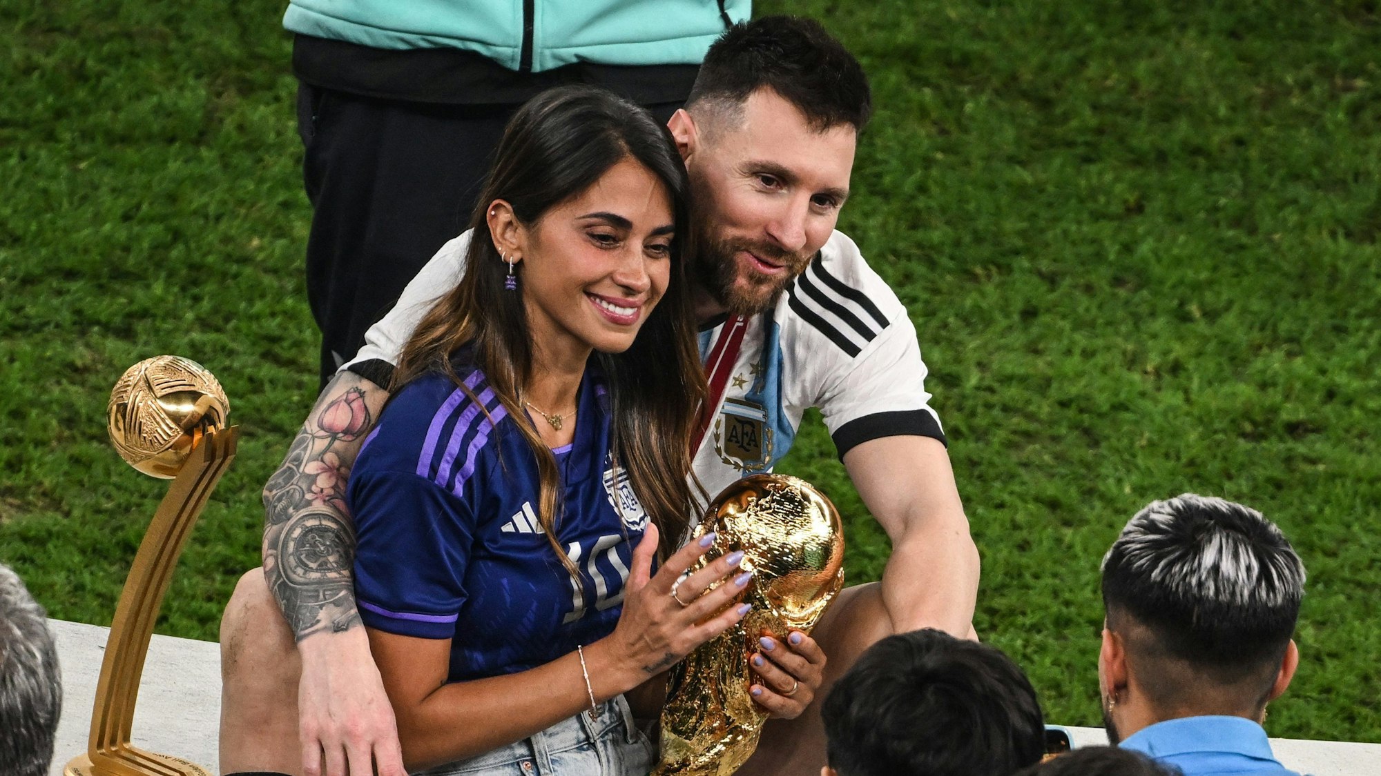 Argentiniens Lionel Messi mit seiner Frau Antonela Roccuzzo nach dem Spiel.