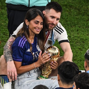 Argentiniens Lionel Messi mit seiner Frau Antonela Roccuzzo nach dem Spiel.