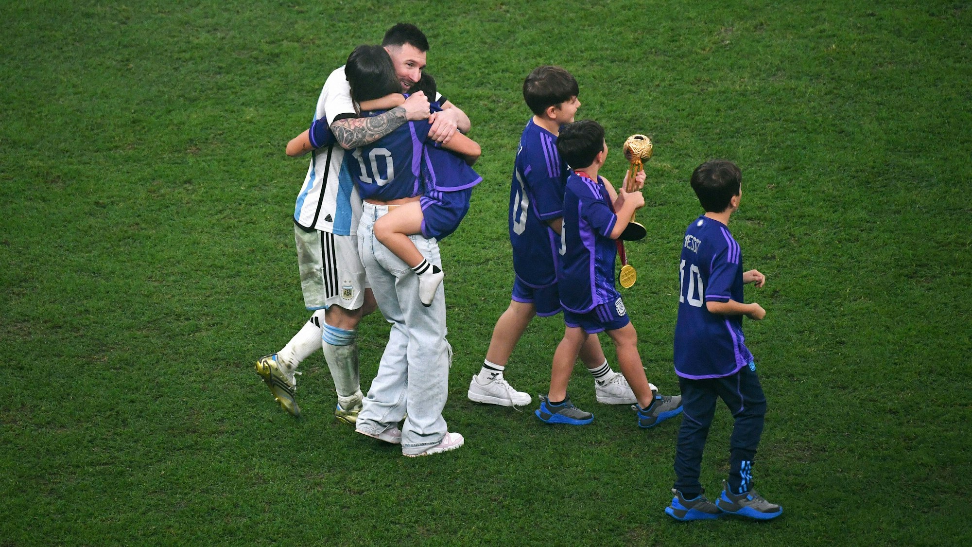 Die Familie von Messi nach WM-Finale auf dem Rasen.