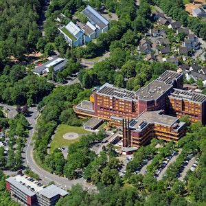 Zu sehen ist das Kreiskrankenhaus in Gummersbach aus der Luft.