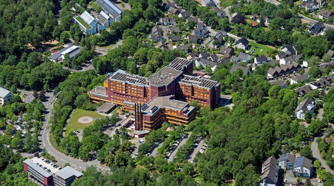 Zu sehen ist das Kreiskrankenhaus in Gummersbach aus der Luft.