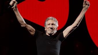 Roger Waters, Mitbegründer der Rockgruppe Pink Floyd, steht mit ausgebreiteten Armen auf einer Konzertbühne