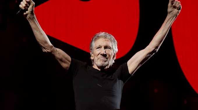 Roger Waters, Sänger, Komponist und Mitbegründer der Rockgruppe Pink Floyd, reckt auf einem Konzert in der Crypto.com Arena in Los Angeles die Arme hoch.