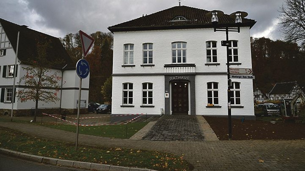 Das Rathaus in Odenthal von außen.