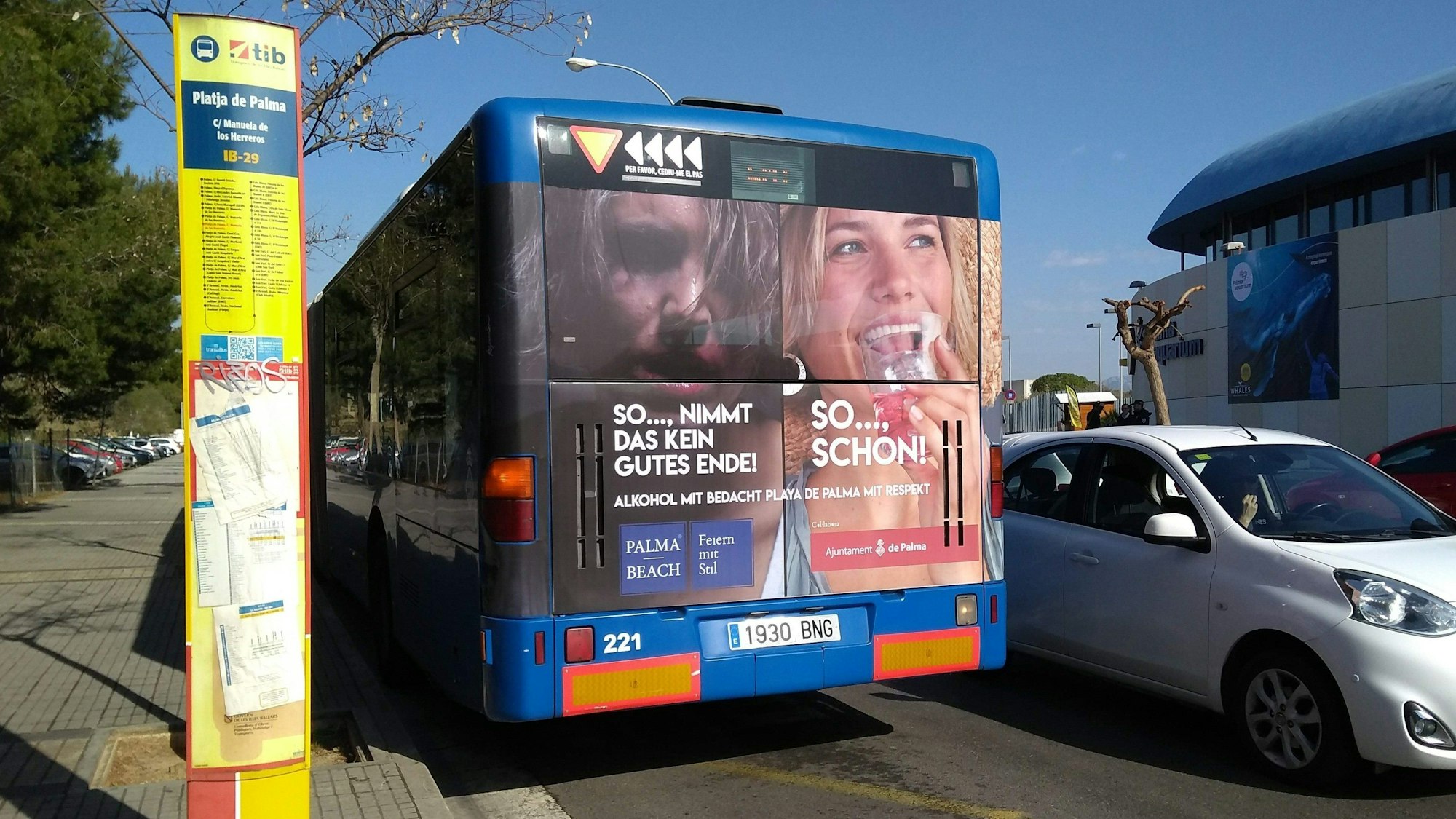 Ein Stadtbus steht auf der Straße in Palma de Mallorca.