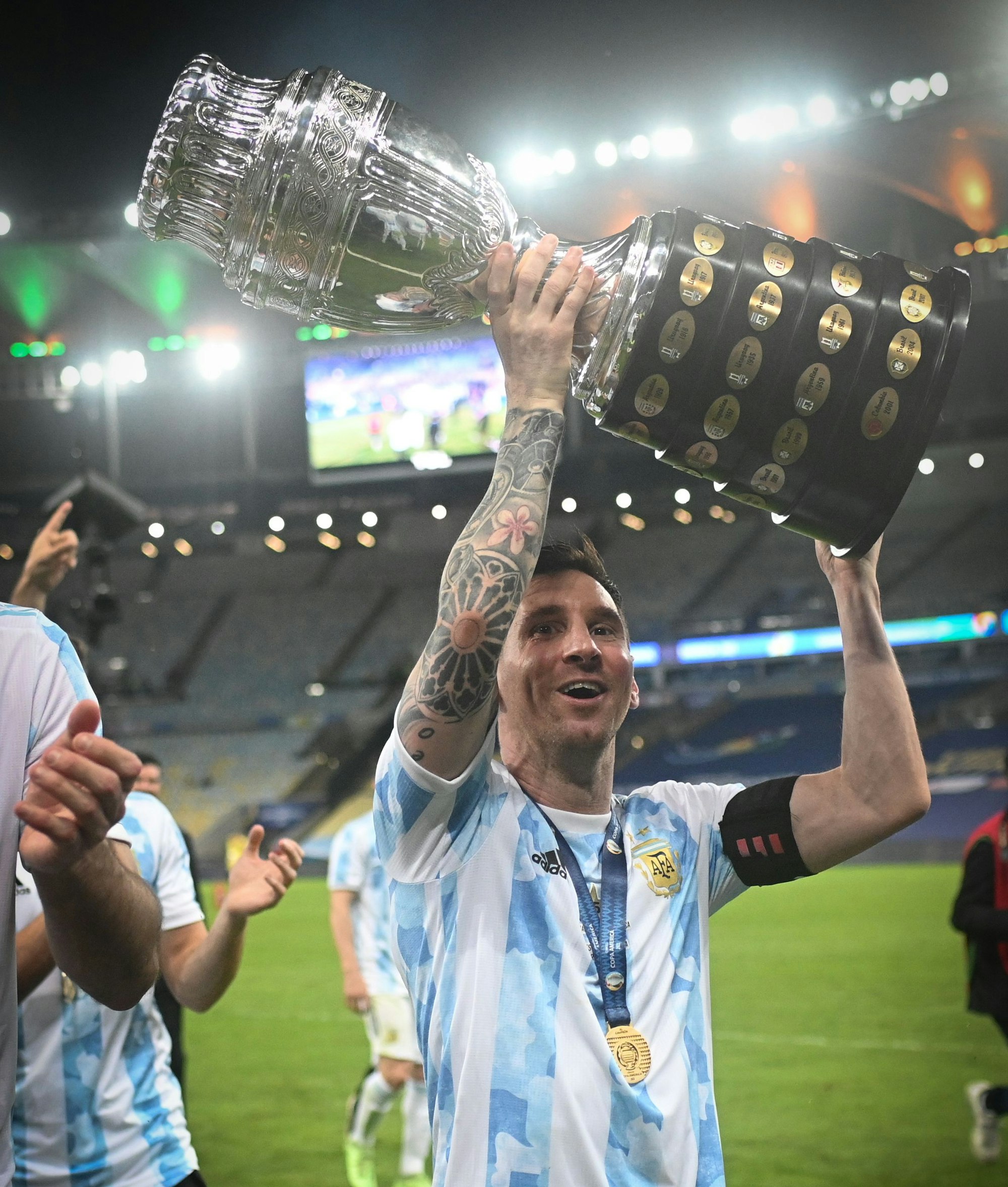 Lionel Messi stemmt die Copa-America-Trophäe in die Luft.